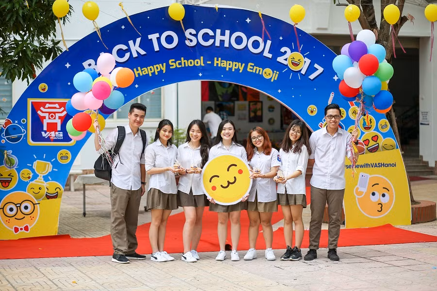 Các anh, chị Trung học chào đón các em Tiểu học “back to school”