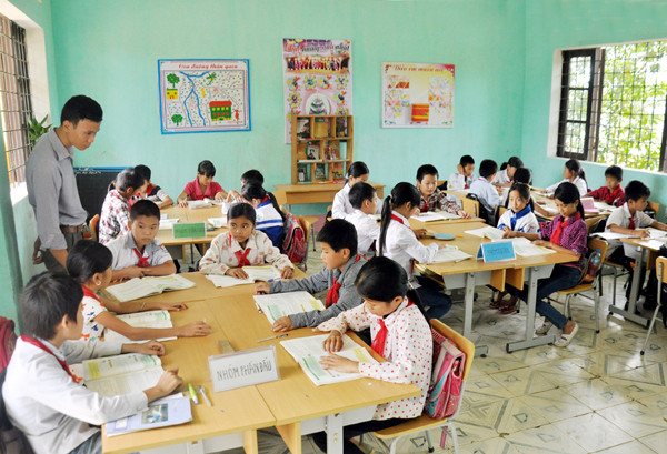 Thầy trò lớp 6, Trường Trung học cơ sở Võ Lao (Lào Cai) gặp nhiều khó khăn trong dạy và học vì diện tích lớp chật hẹp so với yêu cầu của mô hình trường học mới. (Ảnh: Báo Lào Cai)