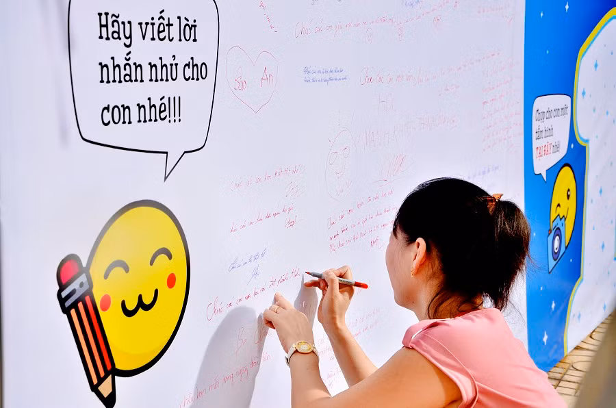 Phụ huynh có góc riêng để ghi những lời chúc cho con trong ngày đầu tiên tới trường.