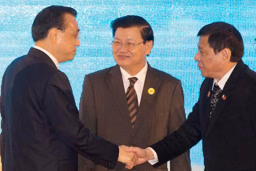 Thủ tướng Trung Quốc Lý Khắc Cường và Tổng thống Philippines Rodrigo Duterte bắt tay nhau bên lề cuộc họp ASEAN ở Lào, ảnh: Fox-34.com. Thủ tướng Trung Quốc Lý Khắc Cường và Tổng thống Philippines Rodrigo Duterte bắt tay nhau bên lề cuộc họp ASEAN ở Lào, ảnh: Fox-34.com.