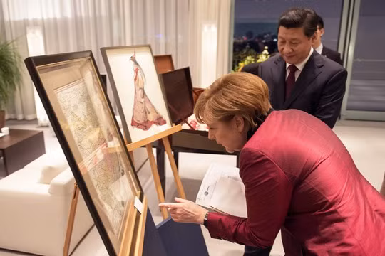 Thủ tướng Đức Angela Merkel tặng Chủ tịch Trung Quốc Tập Cận Bình tấm bản đồ d'Anville 1735, lãnh thổ Trung Quốc thời nhà Thanh thời cực thịnh, không bao gồm quần đảo Hoàng Sa (Paracels), Trường Sa (Spratly) trong khi cùng thời, Nhà nước Việt Nam do các chúa Nguyễn lãnh đạo đã thiết lập và thực thi chủ quyền, khai thác Hoàng Sa, Trường Sa. Ảnh: southchinasea.com.