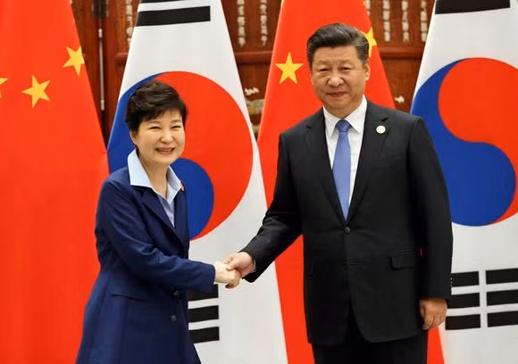 Chủ tịch Trung Quốc Tập Cận Bình và Tổng thống Hàn Quốc Park Geun-hye, ảnh: Reuters / Nikkei Asian Review.