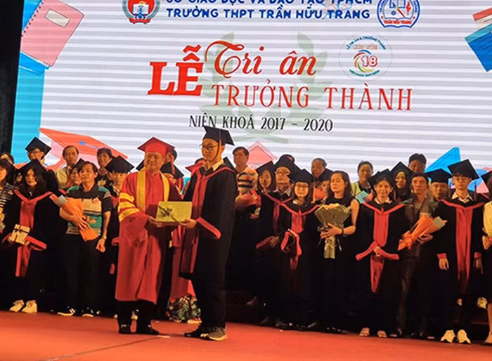 Thầy Võ Thiện Cang - Hiệu trưởng trao quà kỷ nhiệm cho học sinh khối 12 (Ảnh: P.L) Thầy Võ Thiện Cang - Hiệu trưởng trao quà kỷ nhiệm cho học sinh khối 12 (Ảnh: P.L)