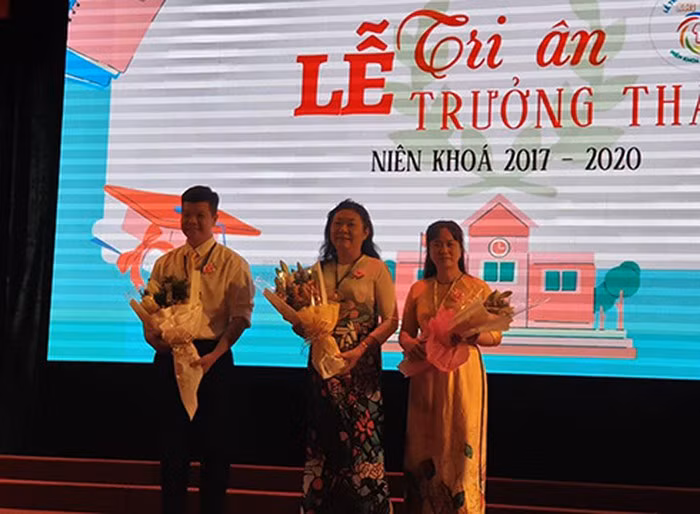 Thầy Trần Ngọc Thuận - giáo viên chủ nhiệm lớp 12A7 (ảnh: P.L) Thầy Trần Ngọc Thuận - giáo viên chủ nhiệm lớp 12A7 (ảnh: P.L)