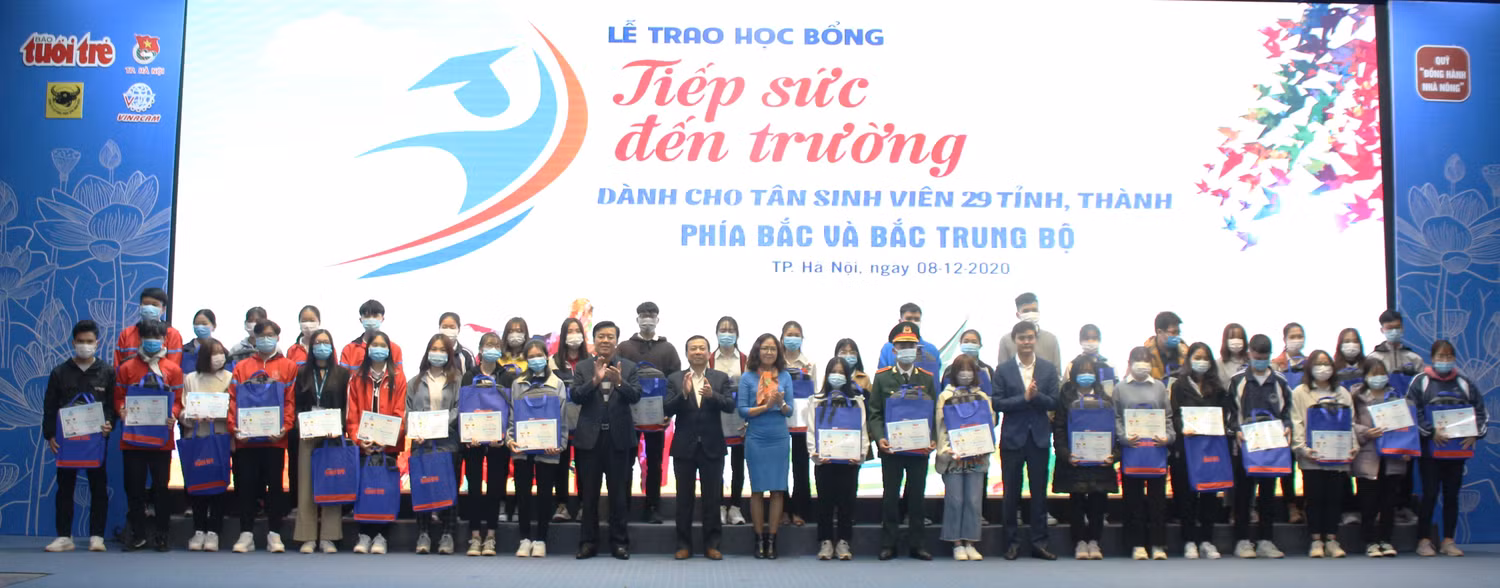 Các đại biểu trao học bổng cho các tân sinh viên có hoàn cảnh khó khăn vươn lên trong học tập (ảnh: Trung Dũng)