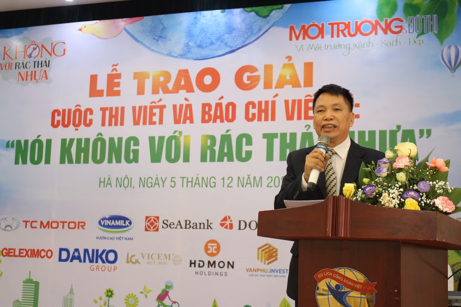 Ông Đặng Vương Hưng, Phó tổng biên tập Tạp chí Môi trường và Đô thị Việt Nam phát biểu tại buổi lễ. Ảnh: Trung Dũng.