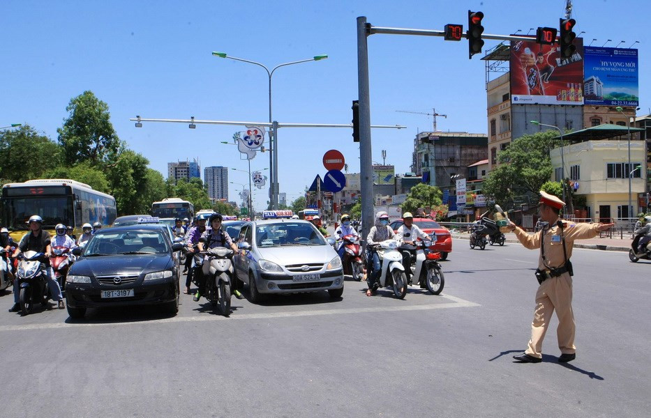 Chú trọng vận động nhân dân thực hiện: "Đã uống rượu, bia - không lái xe"; không phóng nhanh, vượt ẩu. Ảnh minh họa: Vietnamplus