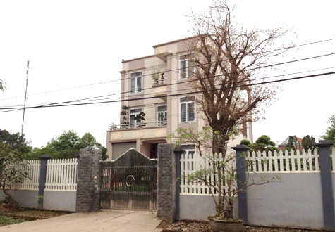 Mặc dù không có giấy tờ hợp pháp nhưng ông Khoa vẫn hoàn thiện công trình 03 tầng đồ sộ nhất nhì xã. Mặc dù không có giấy tờ hợp pháp nhưng ông Khoa vẫn hoàn thiện công trình 03 tầng đồ sộ nhất nhì xã.