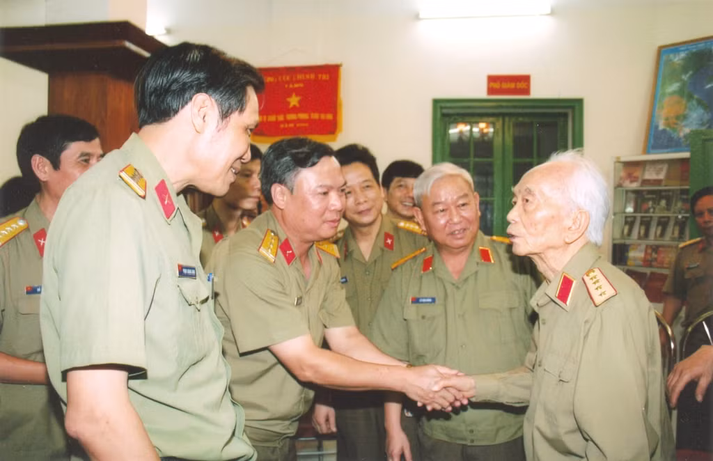 Đại tướng Võ Nguyên Giáp thăm Nhà xuất bản Quân đội nhân dân ngày 13/5/2006 (Ảnh: Phạm Văn Dũng). Đại tướng Võ Nguyên Giáp thăm Nhà xuất bản Quân đội nhân dân ngày 13/5/2006 (Ảnh: Phạm Văn Dũng).
