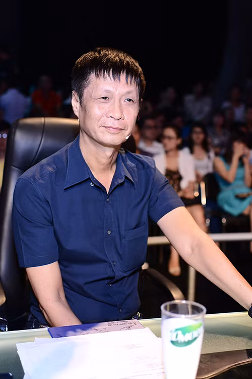 Cũng trong liveshow 8, Lê Hoàng tiếp tục làm giám khảo cùng Chí Anh và Tuyết Minh để theo dõi và nhận xét các thí sinh biểu diễn 2 tiết mục theo cặp và 1 bài thi solo
