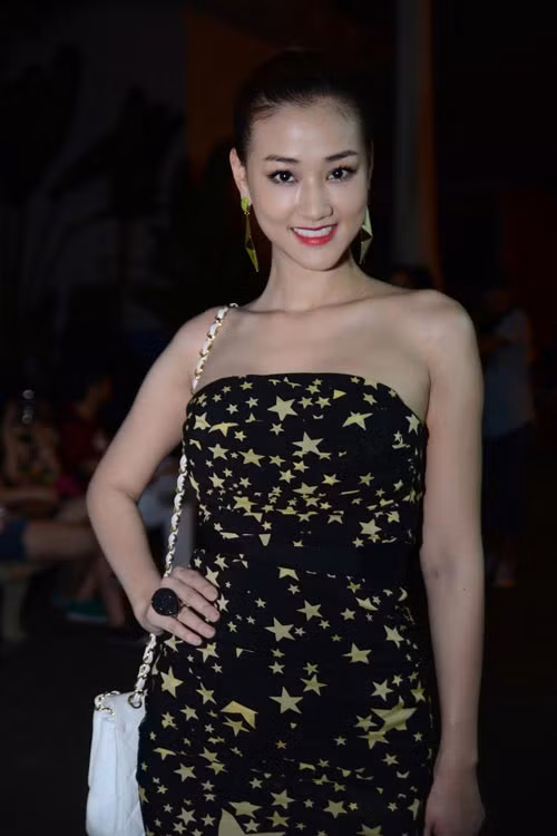 Maya cũng tạm ngưng đi diễn để xem các thí sinh The Voice biểu diễn. Nữ diễn viên vừa có một vai rất ấn tượng trong phim Scandal của Victor Vũ. Cô diện đầm bó sát, khoe đôi vai trần gợi cảm.