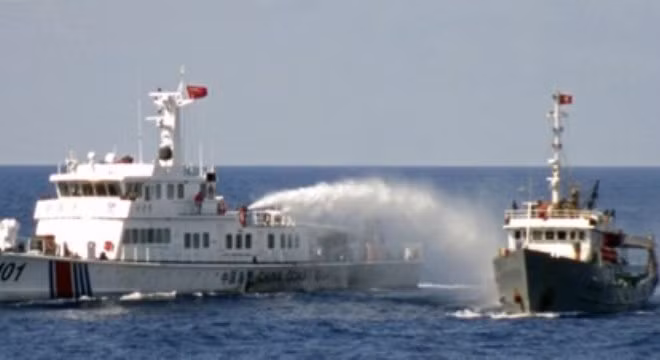 Tàu Trung Quốc dùng vòi rồng công suất cao phun nước vào tàu kiểm ngư của Việt Nam Tàu Trung Quốc dùng vòi rồng công suất cao phun nước vào tàu kiểm ngư của Việt Nam
