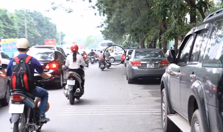 Đến giờ tan tầm, đoạn đường trở nên bí bách bởi những chiếc ô tô đỗ vô duyên, gây cản trở giao thông