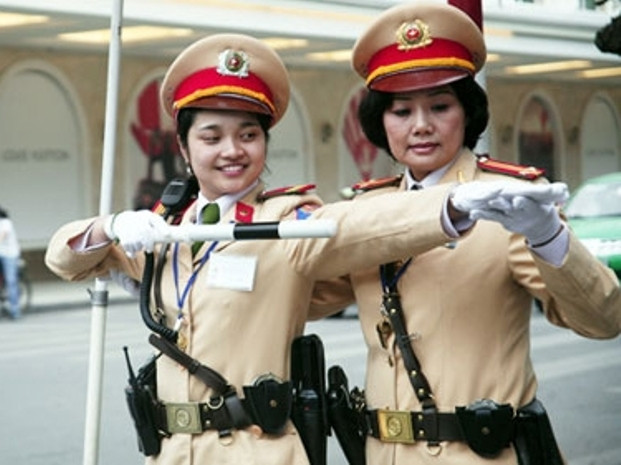 Việc nữ CSGT phân luồng giao thông tại các nút giao ở thủ đô đã góp phần làm đẹp hình ảnh cảnh sát trong mắt người dân (Ảnh: Tiền Phong)