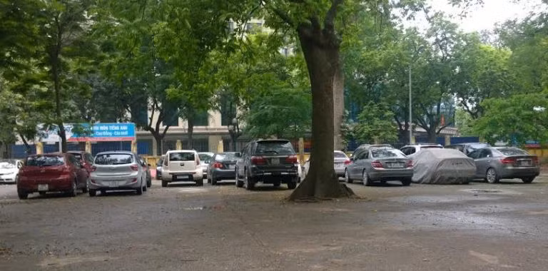 Sân trường bị nhà trường tận dụng làm nơi trông giữ xe ngày đêm Sân trường bị nhà trường tận dụng làm nơi trông giữ xe ngày đêm