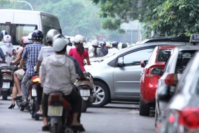 Tắc nghẽn giao thông vì ô tô đỗ tràn lan dưới lòng đường Hoàng Đạo Thúy