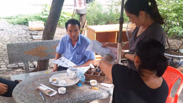 Người dân khu N5A đang quyên góp tiền hỗ trợ mai táng cho ông bảo vệ hiền lành, xấu số.