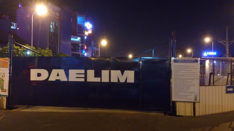 Hạng mục do nhà thầu DAELIM làm chủ, mới gần 9h tối công trường cũng đã rất vắng vẻ