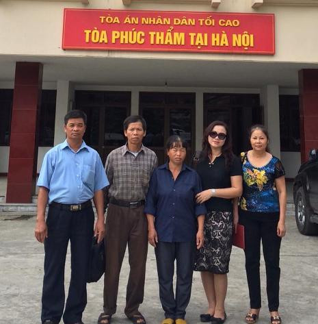 Vợ chồng ông Nguyễn Thanh Chấn cùng người thân tại Tòa phúc thẩm trưa ngày 15/8