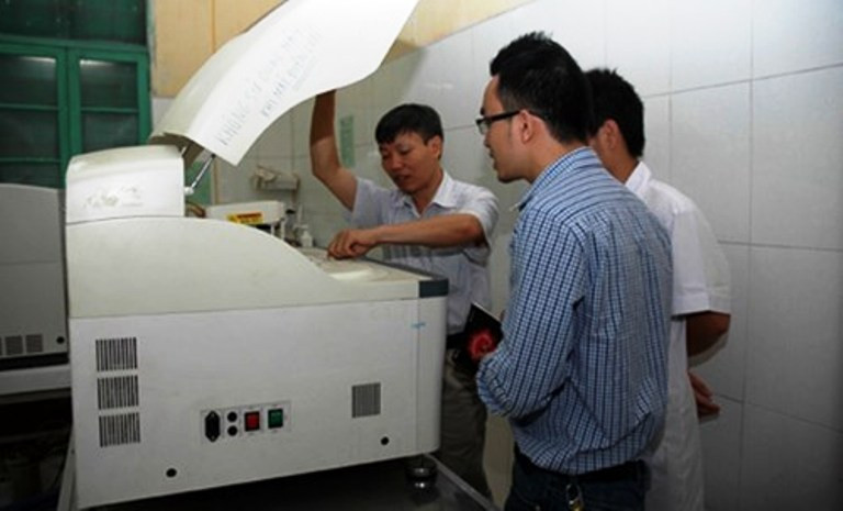 Đoàn kiểm tra của Sở Y tế Hà Nội kiểm tra máy xét nghiệm tại BV huyện Hoài Đức