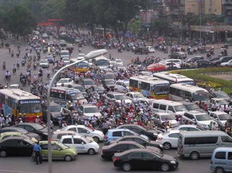 Theo TS. Phạm Minh Hà, lực lượng chức năng đã bộ lộ bất lực và sự yếu kém trong công tác đảm bảo an toàn, trật tự giao thông tại các đô thị. (Ảnh NP) Theo TS. Phạm Minh Hà, lực lượng chức năng đã bộ lộ bất lực và sự yếu kém trong công tác đảm bảo an toàn, trật tự giao thông tại các đô thị. (Ảnh NP)