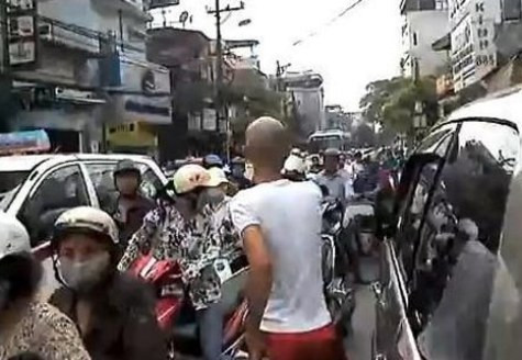 Người thanh niên mặc quần đùi, áo cộc cầm chiếc điếu cày ra đường phân làn giao thông. Người thanh niên mặc quần đùi, áo cộc cầm chiếc điếu cày ra đường phân làn giao thông.