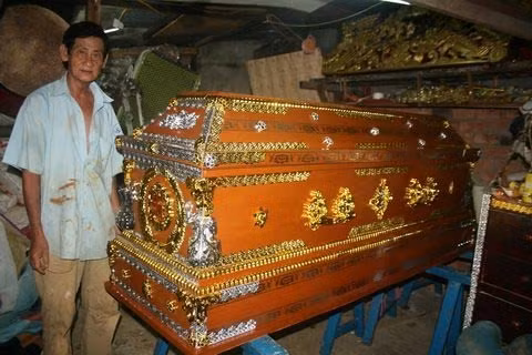 Làm từ thiện cho xác người vô thừa nhận, Tin tức trong ngày, 