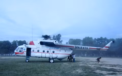 Đúng 18h, chiếc trực thăng mang số hiệu VN- 8416 thuộc Tổng Cty trực thăng Việt Nam đã có mặt tại sân bóng trung tâm TP. Hà Tĩnh. Trước đó, khi chiếc trực thăng chưa đến thì đã có rất nhiều cán bộ chiến sỹ quân đội Hà Tĩnh đã ra, yêu cầu những thanh niên đá bóng lùi ra khoảng cách an toàn để chiếc trực thăng đáp xuống. Đúng 18h35, chiếc xe cấp cứu 115 Hà Tĩnh đã đưa nạn nhân ra điểm đáp của trực thăng. Nạn nhân nhanh chóng được đưa lên trực thăng và bay ra Hà Nội. Hàng nghìn người dân thành phố Hà Tĩnh đã không khỏi ngỡ ngàng khi biết thông tin chiếc máy bay bay từ Hà Nội vào Hà Tĩnh để chở một nạn nhân cấp cứu. Được biết, điểm đáp xuống tại Hà Nội sẽ là Bệnh viện quân y 108. Theo thông tin từ người nhà nạn nhân, chị Trần Thị Thảo đang là giáo viên một trường THCS tại huỵện Lộc Hà. Vụ việc đình đám này đã khiến cho nhiều người không khỏi bàn tán xôn xao về quan hệ của gia đình này.
