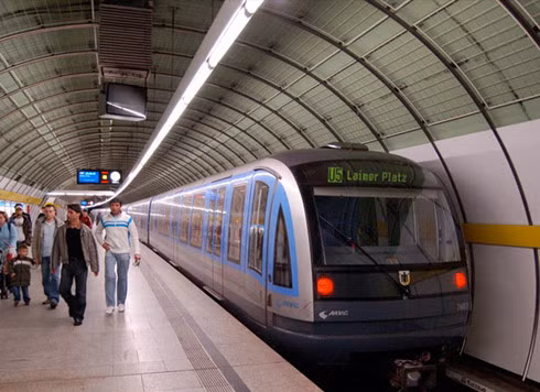Một tuyến đường sắt đô thị ở thành phố Munich (Đức). Một tuyến đường sắt đô thị ở thành phố Munich (Đức).