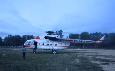 Nạn nhân được đưa vào phần sau của chiếc trực thăng