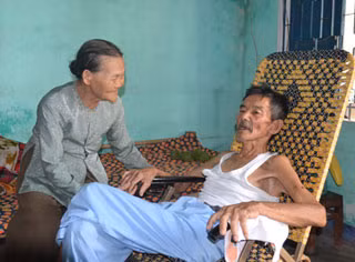 Khi về nhà, cụ Trần Miễn lại ăn uống được, khỏe trở lại - Ảnh: Hiển Cừ Khi về nhà, cụ Trần Miễn lại ăn uống được, khỏe trở lại - Ảnh: Hiển Cừ