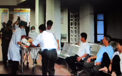 Theo thông tin mà TS có được, vào khoảng 16h chiều ngày 10/8, tại xã Thạch Đồng (TP. Hà Tĩnh) xảy ra vụ tai nạn nghiêm trọng. Chị Trần Thị Thảo (SN 1975, trú xã Thạch Đồng) đang đi trên đường thì bị xe tải chở đá cán phải. Vụ tai nạn nghiêm trọng đã làm chị Thảo bị dập nát hoàn toàn chân phải. Ngay lập tức, chị được đưa đi cấp cứu tại Bệnh viện ĐK Hà Tĩnh.