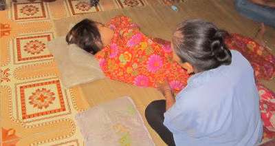 Bà cô bé đang an ủi nạn nhân