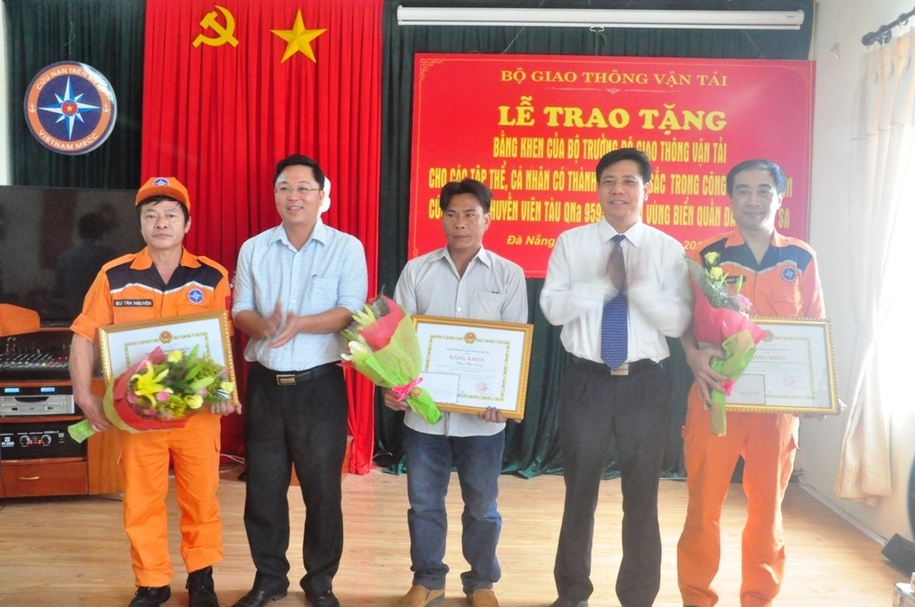 Thứ trưởng Bộ GTVT Nguyễn Ngọc Đông trao bằng khen của Bộ trưởng Bộ GTVT Trương Quang Nghĩa đến các đơn vị và chủ tàu cá QNa 94998 TS. Ảnh: Hoàng Tuấn Thứ trưởng Bộ GTVT Nguyễn Ngọc Đông trao bằng khen của Bộ trưởng Bộ GTVT Trương Quang Nghĩa đến các đơn vị và chủ tàu cá QNa 94998 TS. Ảnh: Hoàng Tuấn
