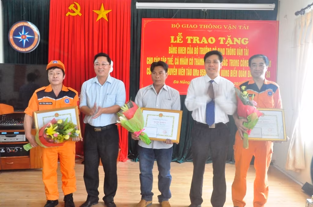 Thứ trưởng Bộ GTVT Nguyễn Ngọc Đông trao bằng khen của Bộ trưởng Bộ GTVT Trương Quang Nghĩa đến các đơn vị và chủ tàu cá QNa 94998 TS. Ảnh: Hoàng Tuấn