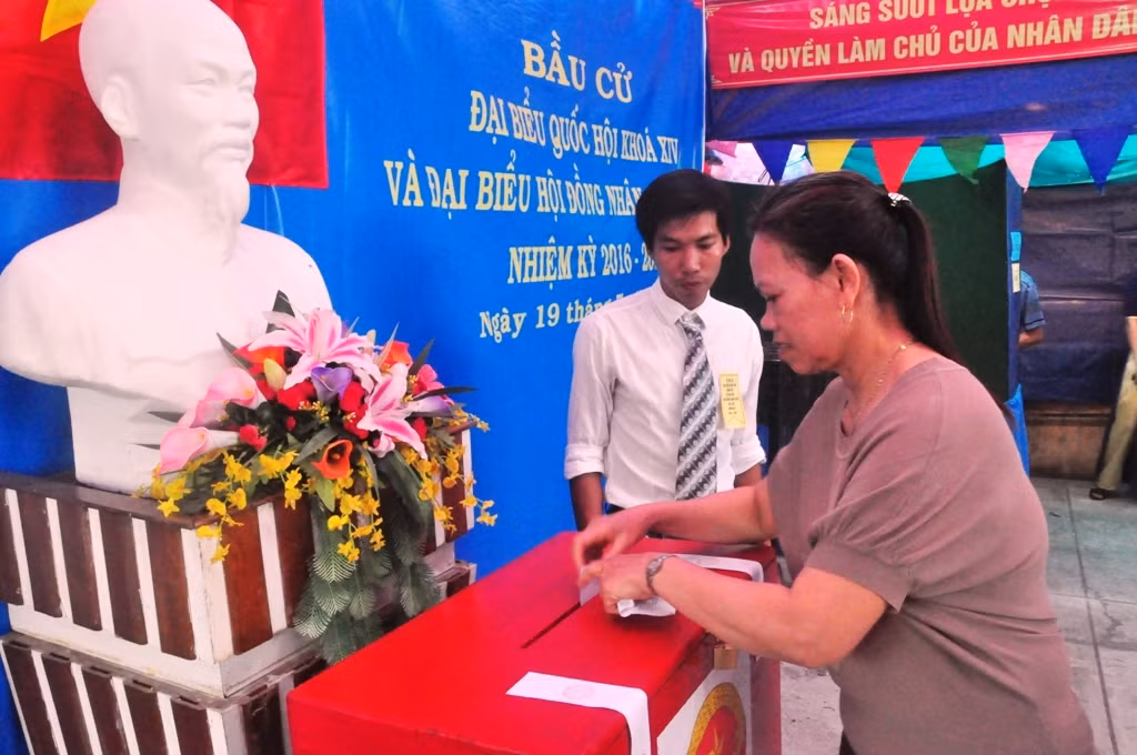 Người dân trên đảo Cù Lao Chàm đi bầu cử sớm vào ngày 19/5. Ảnh: Hoàng Tuấn Người dân trên đảo Cù Lao Chàm đi bầu cử sớm vào ngày 19/5. Ảnh: Hoàng Tuấn