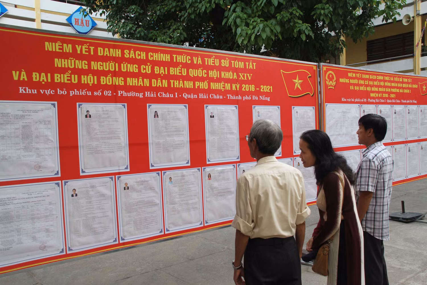 Người dân cẩn thận đọc lại tiểu sử cũng như quá trình hoạt động của các đại biểu trước khi cầm lá phiều bầu cử. Ảnh: Hoàng Tuấn