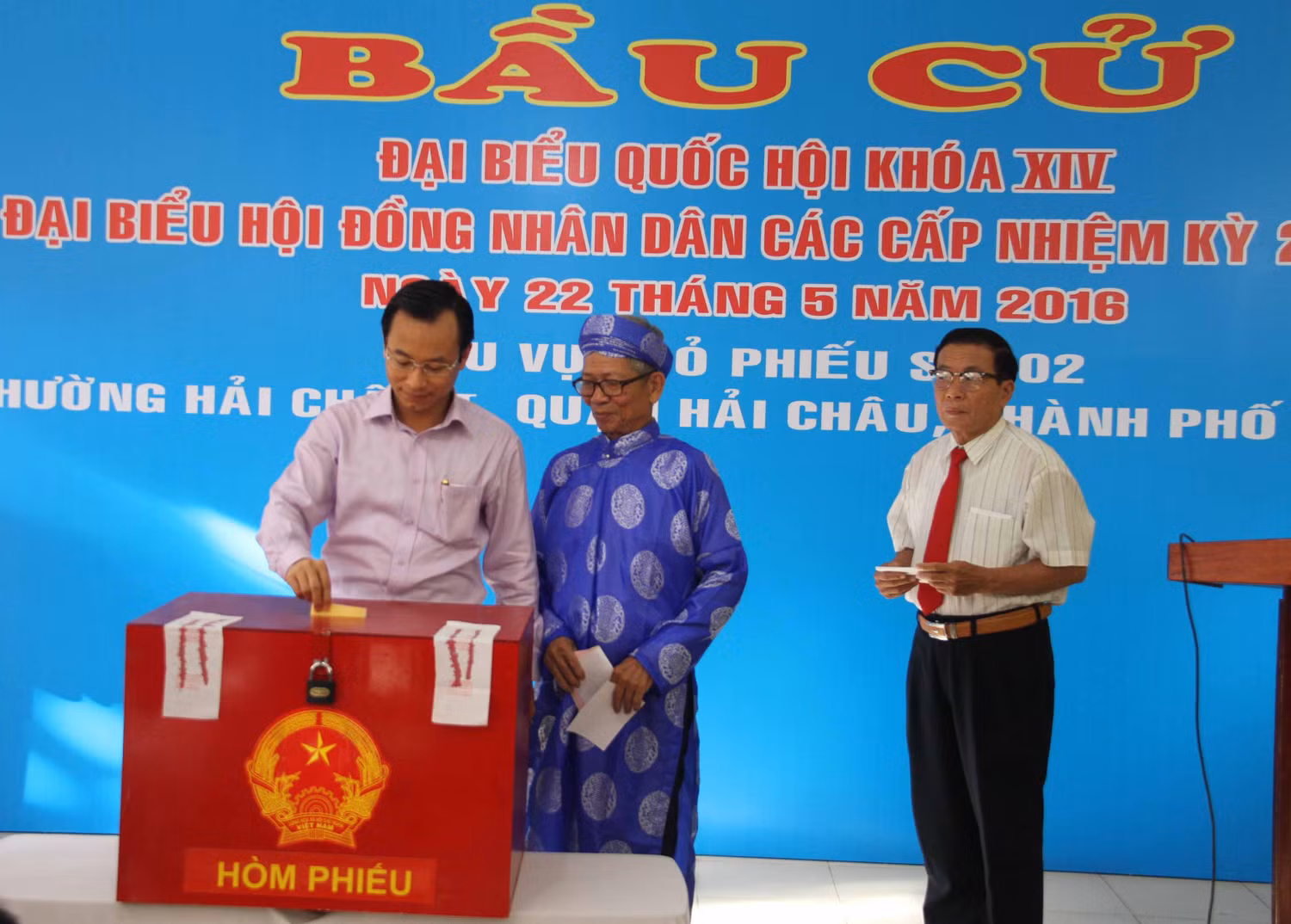 Bí thư Nguyễn Xuân Anh bỏ lá phiếu đầu tiên bầu đại biểu Quốc hội khóa XIV và đại biểu HĐND các cấp nhiệm kỳ 2016-2021. Ảnh: Hoàng Tuấn