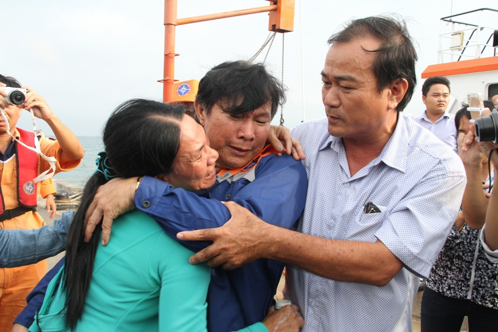 Thuyền trưởng tàu cá QNa 95959 TS Phạm Phú Thành trong vòng tay người thân khi trở về đất liền an toàn. Ảnh Hoàng Tuấn Thuyền trưởng tàu cá QNa 95959 TS Phạm Phú Thành trong vòng tay người thân khi trở về đất liền an toàn. Ảnh Hoàng Tuấn