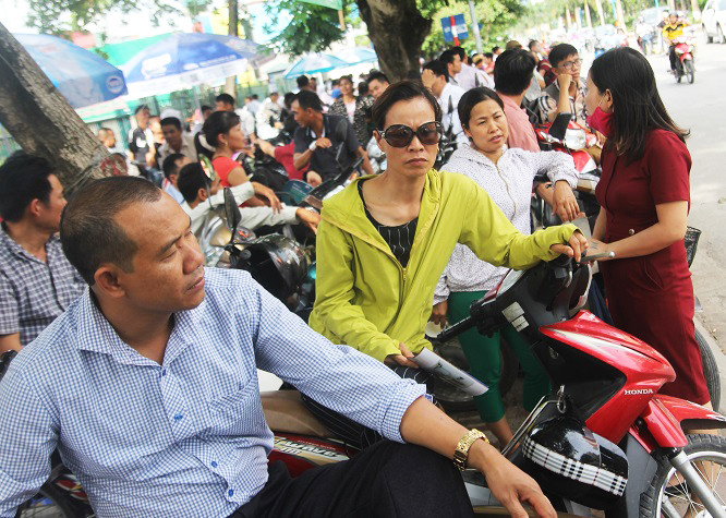 Đưa con đi thi đại học nhưng phụ huynh lo 4 năm sau con thất nghiệp