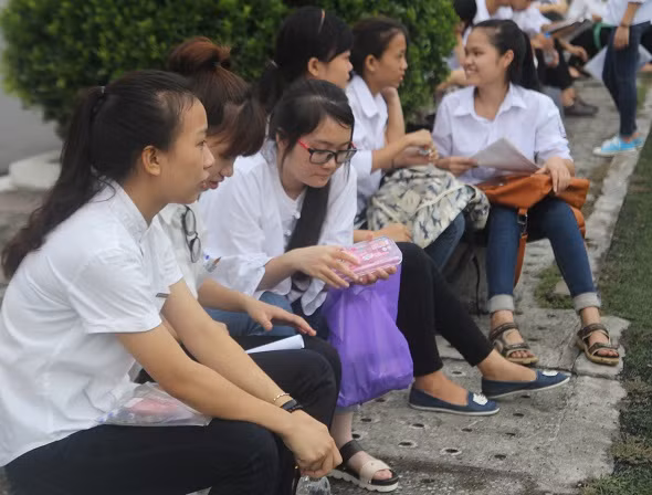 Thí sinh không bỏ tiền lệ phí xét tuyển vào phong bì chứa hồ sơ xét tuyển, tiền lệ phí xét tuyển được Bưu điện thu riêng (Ảnh: Thùy Linh)