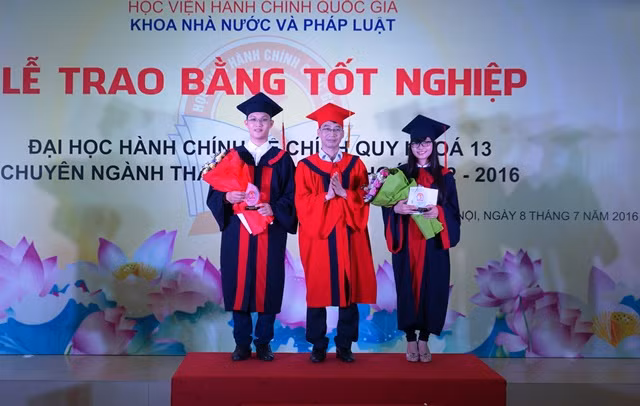 Trưởng khoa Nhà nước và pháp luật trao tặng phần thưởng cho Thủ khoa, Á khoa vì những thành tích xuất sắc trong học tập.