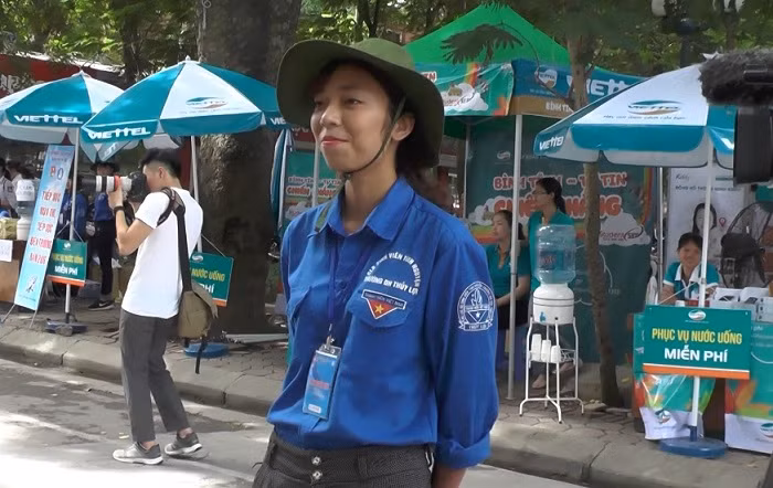 Nụ cười luôn hiện trên khuôn mặt các bạn.
