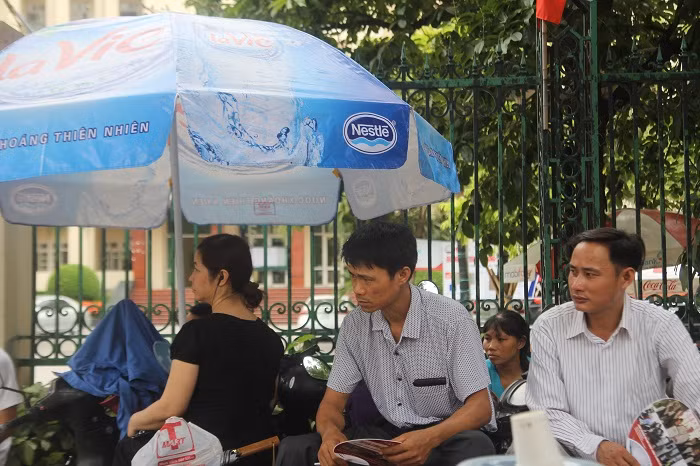 Phụ huynh lo con trượt tốt nghiệp vì đề thi năm nay môn nào cũng khó (Ảnh: Thùy Linh) Phụ huynh lo con trượt tốt nghiệp vì đề thi năm nay môn nào cũng khó (Ảnh: Thùy Linh)