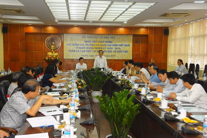 Bộ trưởng Phùng Xuân Nhạ đã tiếp và làm việc với các Trưởng cơ quan đại diện Việt Nam ở nước ngoài nhiệm kỳ 2016 - 2019.