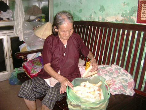 Bà Gái đang chuẩn bị bánh mỳ để chiều cho cá ăn