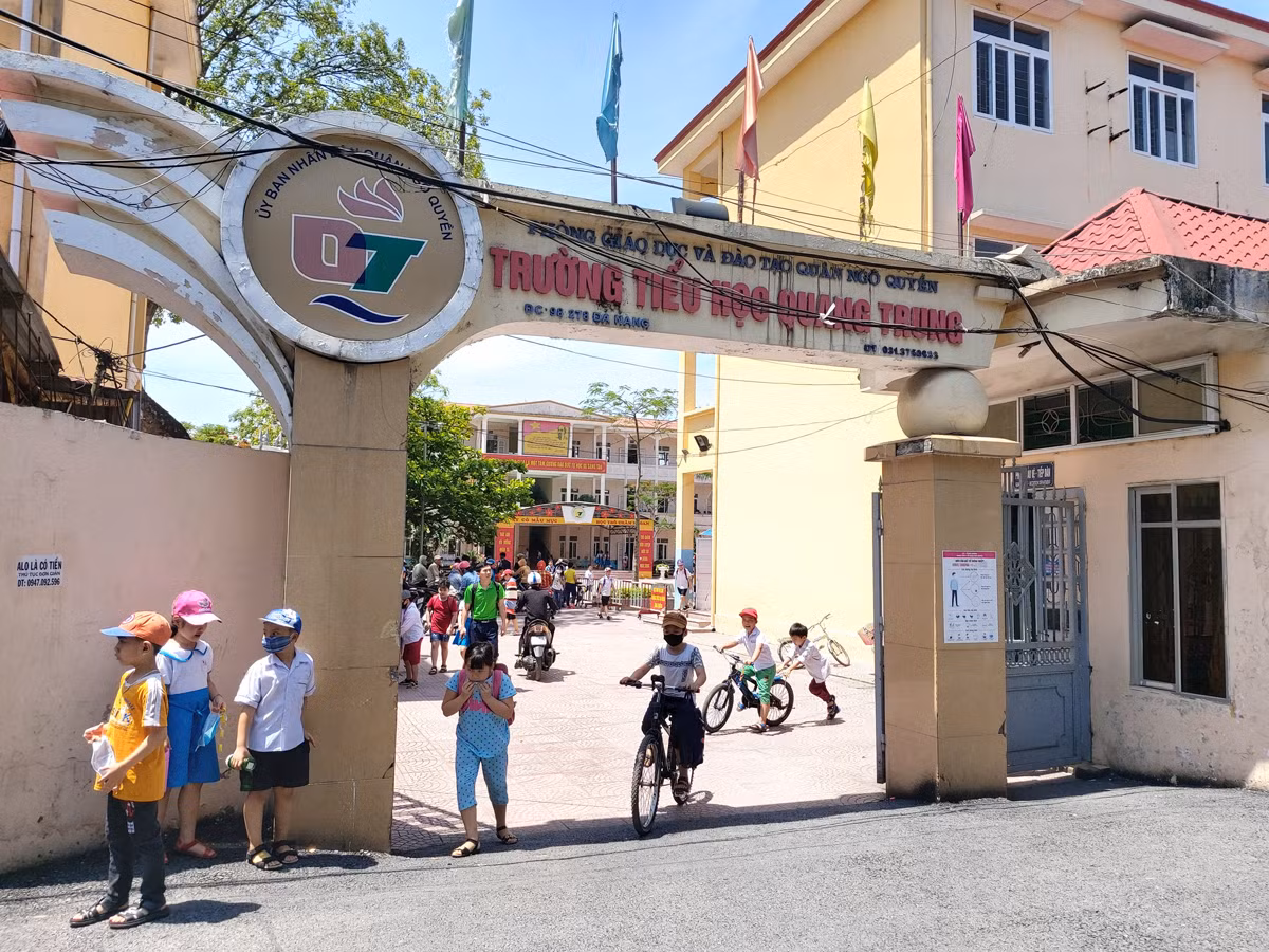 Nhiều học sinh không ăn bán trú tại Trường Tiểu học Quang Trung được phụ huynh đón về nhà và tới trường vào đầu giờ chiều (Ảnh: Lã Tiến)