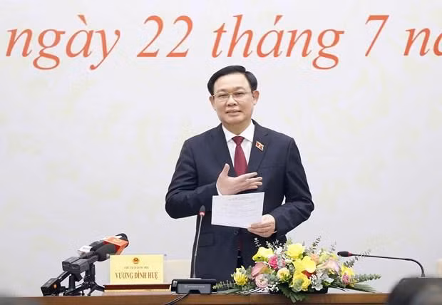 Chủ tịch Quốc hội Vương Đình Huệ trả lời các câu hỏi của phóng viên báo chí. Chủ tịch Quốc hội Vương Đình Huệ trả lời các câu hỏi của phóng viên báo chí.