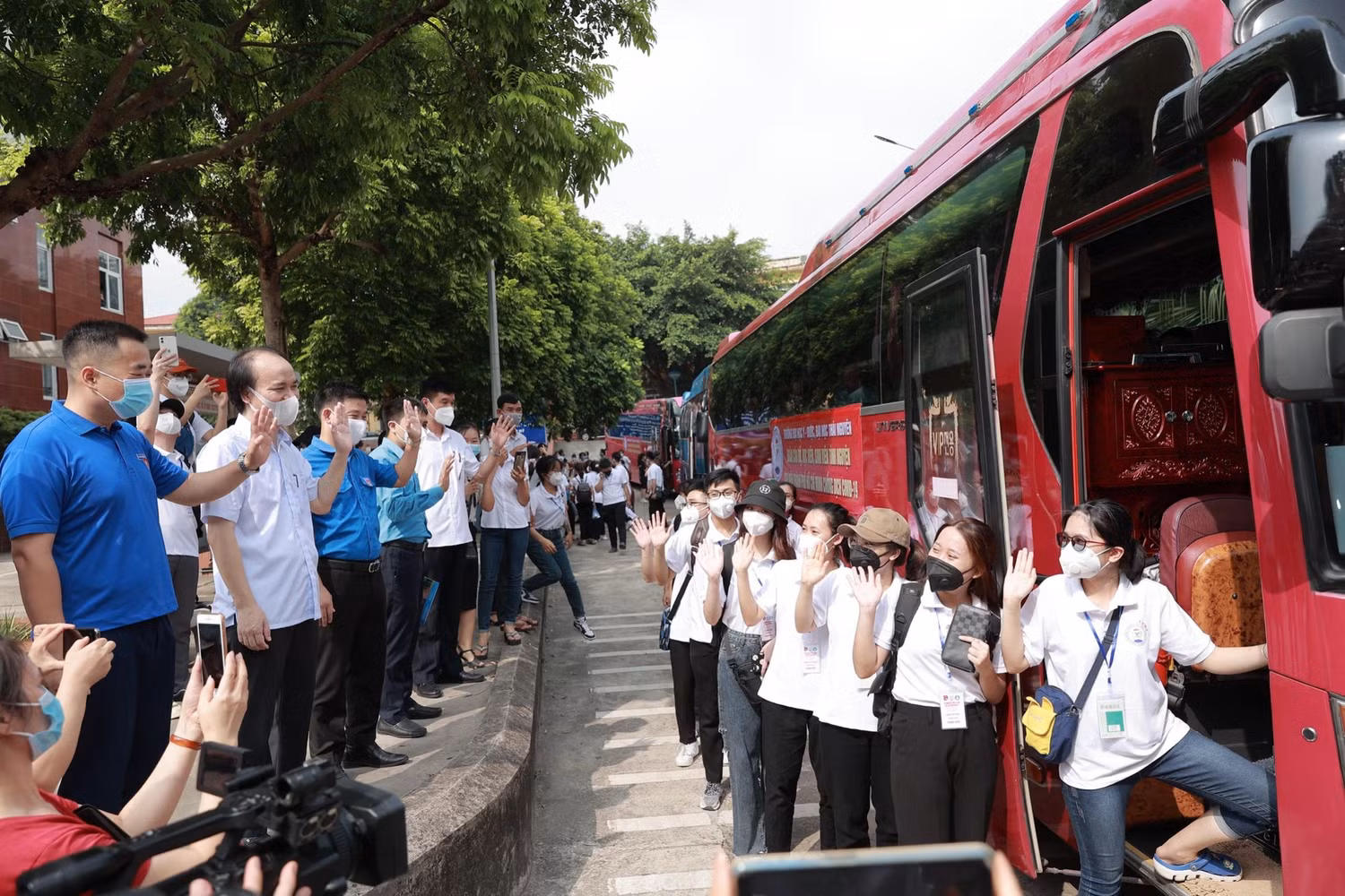 Các chiến sĩ áo trắng chia tay thầy cô, bạn bè lên đường vào Thành phố Hồ Chí Minh chống dịch. (Ảnh: Nhà trường cung cấp) Các chiến sĩ áo trắng chia tay thầy cô, bạn bè lên đường vào Thành phố Hồ Chí Minh chống dịch. (Ảnh: Nhà trường cung cấp)