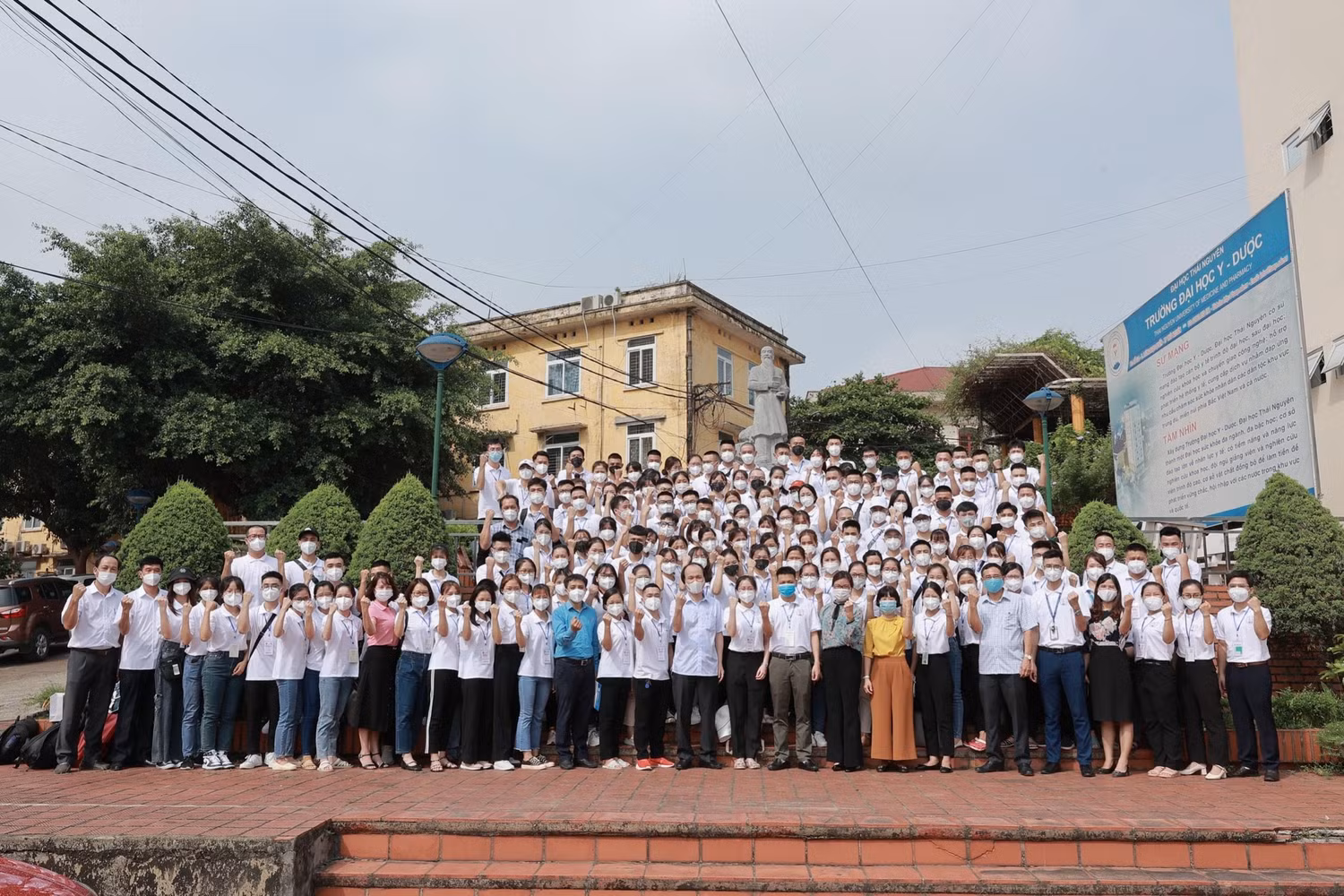 Đoàn tình nguyện Trường Đại học Y Dược (Đại học Thái Nguyên) trước giờ xuất quân lên đường chi viện cho Thành phố Hồ Chí Minh. (Ảnh: Nhà trường cung cấp) Đoàn tình nguyện Trường Đại học Y Dược (Đại học Thái Nguyên) trước giờ xuất quân lên đường chi viện cho Thành phố Hồ Chí Minh. (Ảnh: Nhà trường cung cấp)
